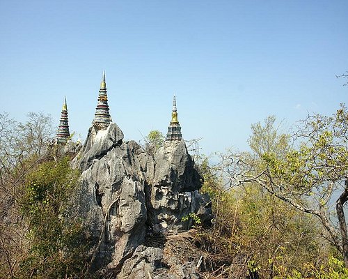 Mulher Asiática Com Fundo De Wat Pong Sanuk, Província De Lampang