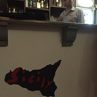 Il tranquillo gestore del locale