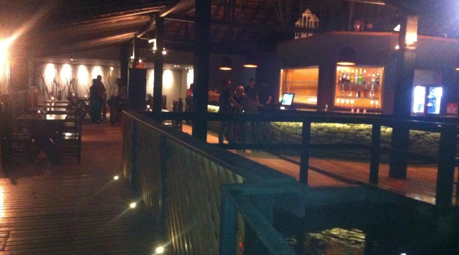 Parte da entrada e do salāo a noite