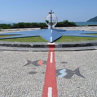 Linha vermelha onde passa o Trópico de Capricórnio