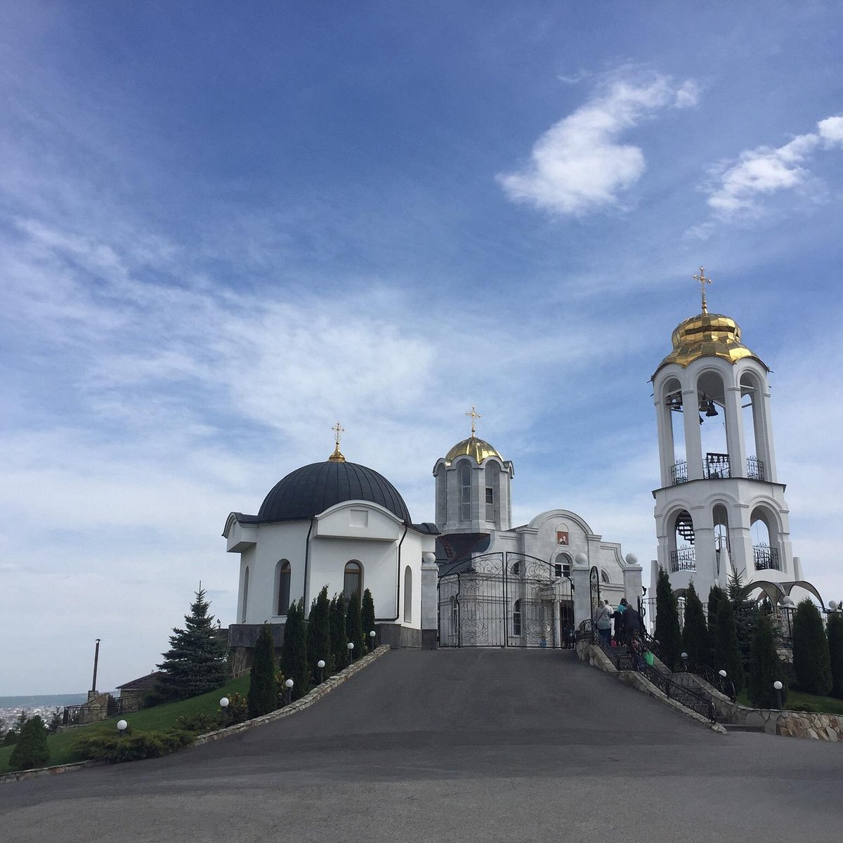 Свято георгиевский монастырь ессентуки. Свято-Георгиевский монастырь Ессентуки памятник Георгию. Ставропольский край Макеевка. Георгиевский женский монастырь фото туристов 2022.