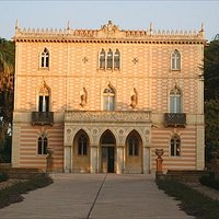 Villa storica ,sede di un bellissimo museo con annesso giardino all'inglese.