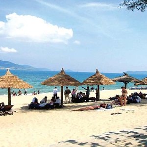 Bãi biển Quy Nhơn đầu mùa hè