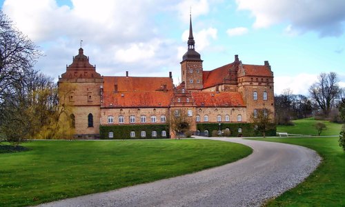 Holkenhavn slot, 2 km fra Hotel Villa Gulle