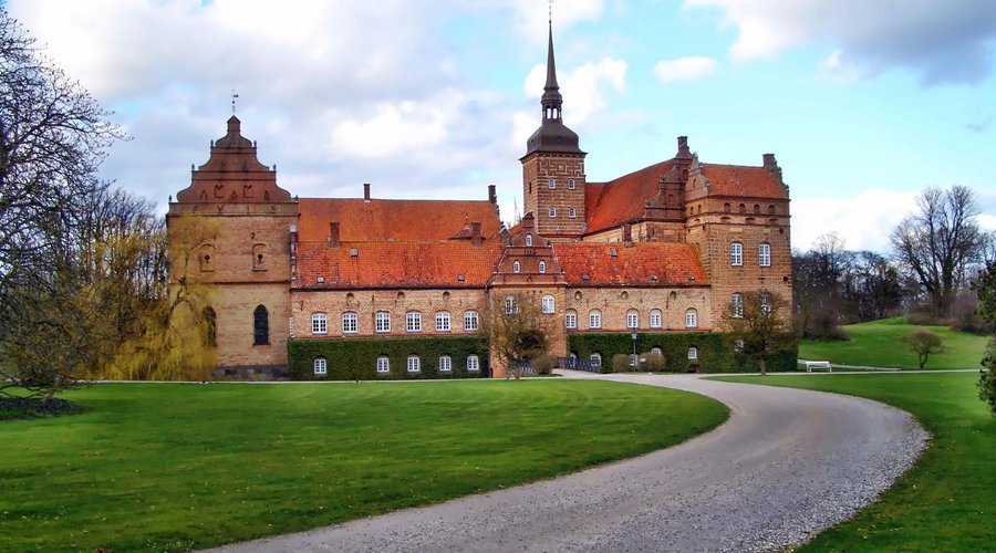 Holkenhavn slot, 2 km fra Hotel Villa Gulle