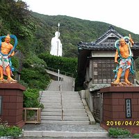 仁王様が入口にいます。大師像の奥にお釈迦様が寝ておりました。
