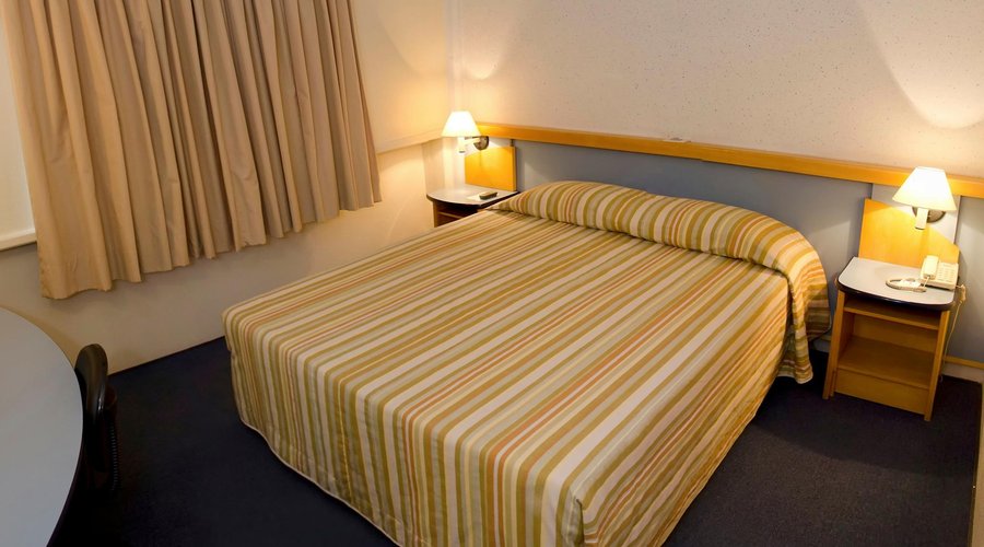 Quarto com cama de casal
