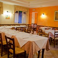 L'interno del locale, semplice e accogliente