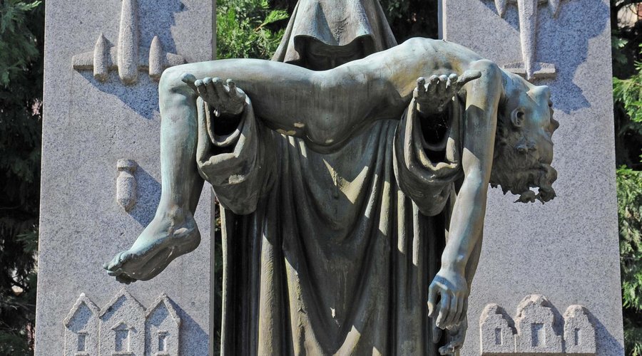 Il toccante monumento per ricordare gli "Angeli di Gorla"