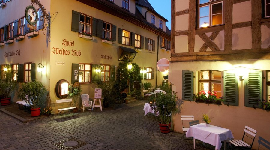 Hotel mit Abendbeleuchtung
