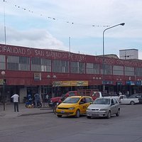 Fachada del mercado sobre la Av. Alte Brown