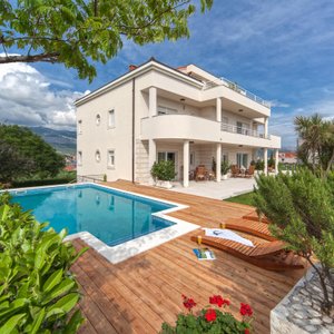 Exterior & pool