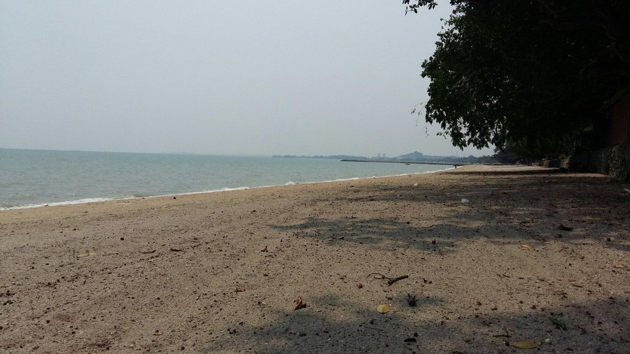 Melaka: Surga Belanja dan Kuliner untuk Para Wisatawan - Pantai Tanjung Bidara cocok untuk bersantai dengan pemandangan laut yang indah.