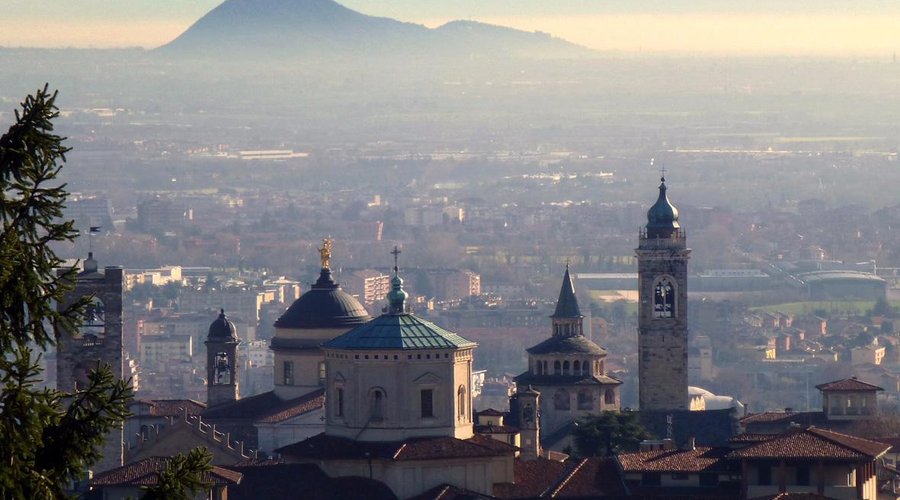 la skyline di città alta verso montorfano