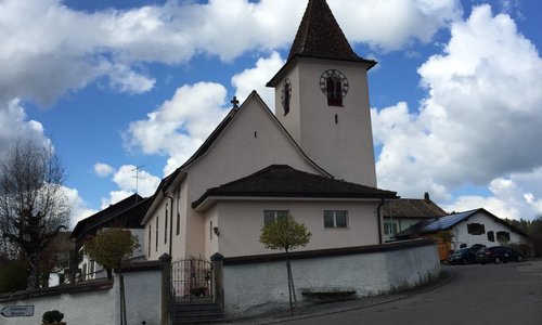 L'église de Rebeuvelier - La Croix Blanche en face de l'église - Salade riche au foie gras de ca