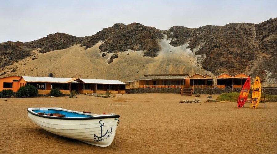 Habitaciones y playa en el hospedaje