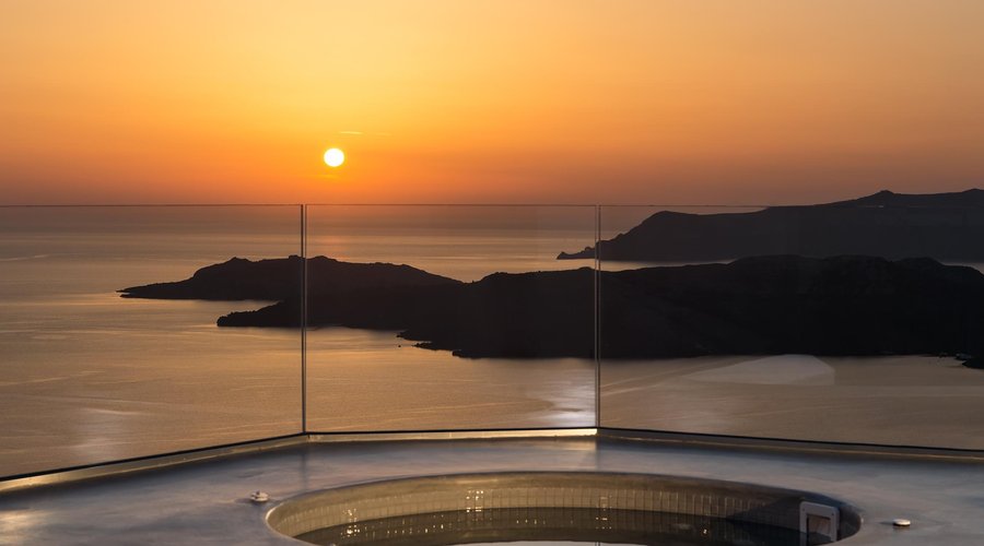 Suite-split level with outdoor hot tub