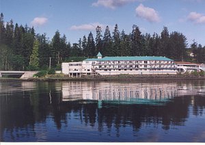 Glen Lyon Inn in Vancouver Island, image may contain: Waterfront, Tree, Hotel, Pond