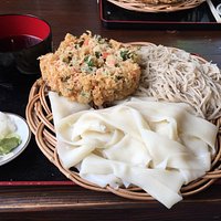 蕎麦とひもかわうどんと天ぷらの「織部」と言うメニューを頂きました!
めちゃめちゃ大きくて食べきれなかったので、女性や男性でも少食の方は小さいサイズがオススメです!