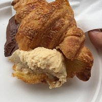 Ottimo il croissant col gelato però come creme gelato mangiato di decisamente di meglio