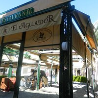 Sector de terraza del restaurante "El Aguador" sobre la plaza