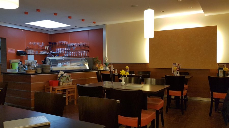 Blick in den oberen Cafébereich mit Eistheke