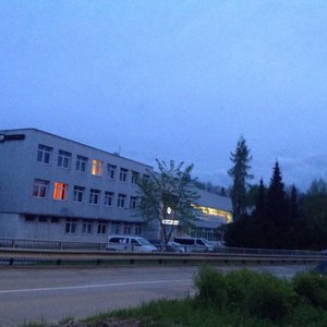 Приличный отельчик, чисто, не дорого, хорошие кровати. Внешность обманчива )