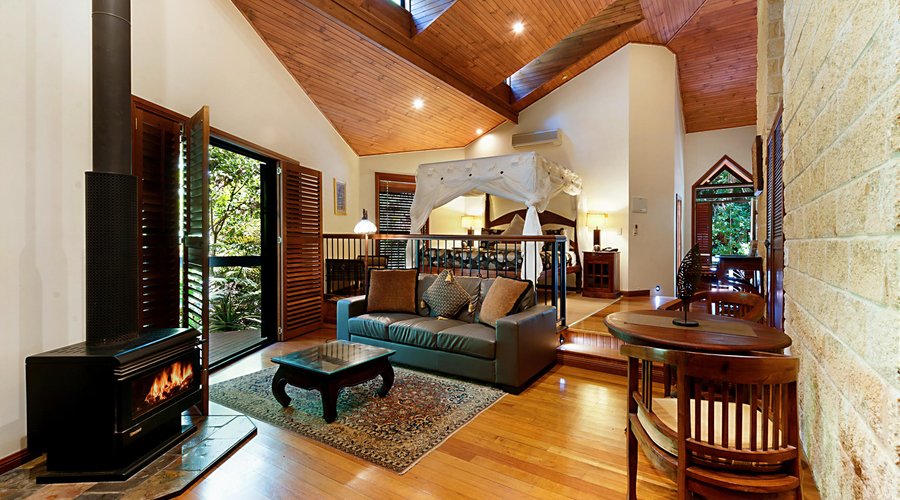 Romantic couples villa with log fireplace and double spa bath