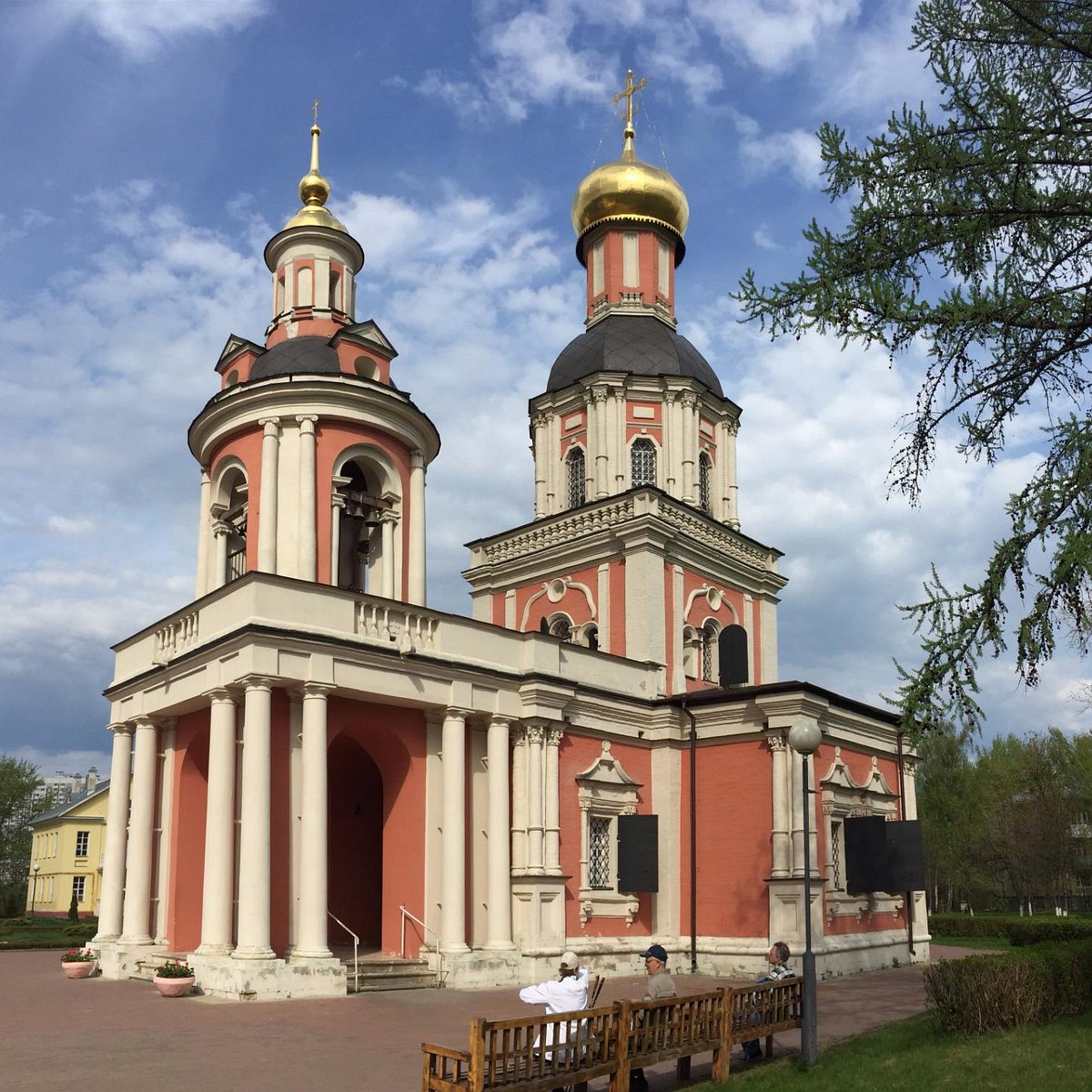 Храм Живоначальной Троицы в усадьбе Старое Свиблово, Москва - Tripadvisor