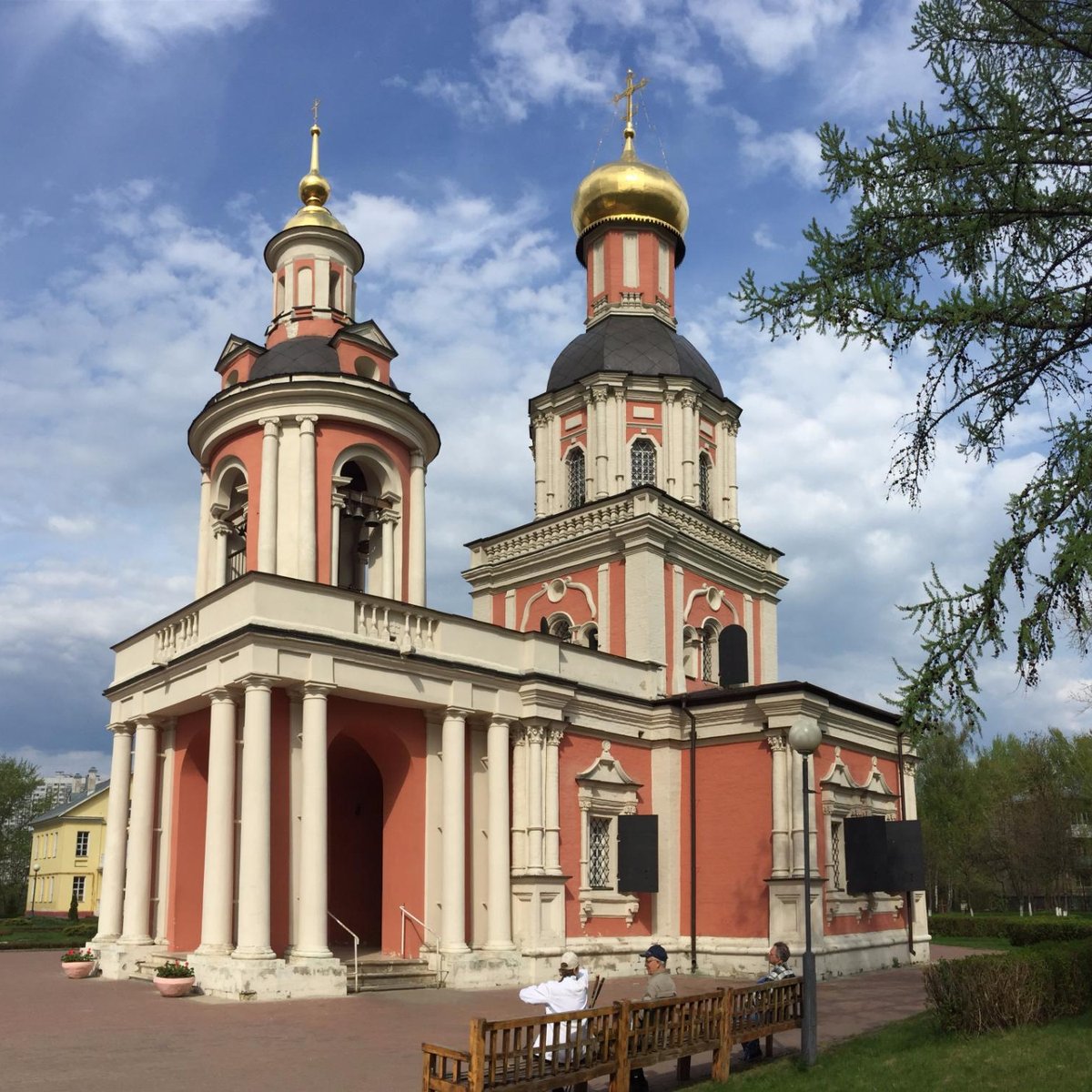 Храм Живоначальной Троицы в усадьбе Старое Свиблово, Москва - Tripadvisor