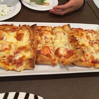 照明は抑えめです。特徴的なパイ生地のピザとセットのデザート!