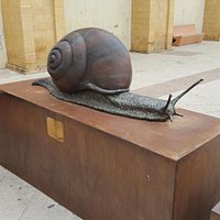 Piazza adiacente