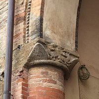 Antico capitello di sinistra
