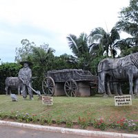 Imigrantes retratados na praça.