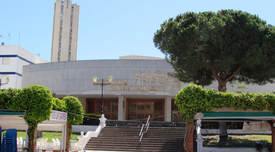 Subiendo hacia la iglesia pueden apreciar a su izquierda el Rey de las Gambas