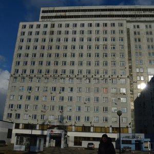 7 этаж под линией прожекторов занимает гостиница Заречье АВ