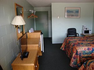 Chimo Motel in Cochrane, image may contain: Dorm Room, Table Lamp, Lamp, Chair