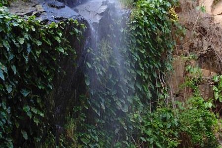A cachoeira do pinga na cidade de Portalegre/RN está encravada no pé da serra.