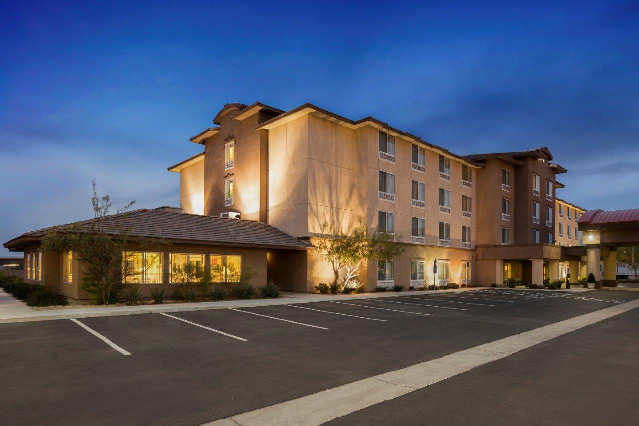 HOLIDAY INN SUITES BARSTOW AN IHG HOTEL Updated 2024 Prices   Exterior At Dusk 