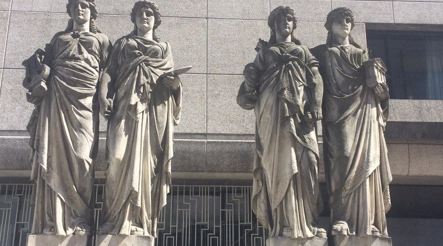 Estátua no exterior.