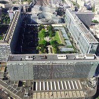 Visão da torre, da imensa estação Montparnasse.