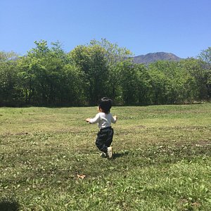 富士山が見え、富士山の天然水が使え、木陰も多く、子どもの遊び場としても最高です！近くの施設も、小さな子どもから大人まで楽しめる牧場やドライブイン、滝、温泉など、色々あるので、すいている時期をね