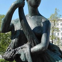 Die Glücksgöttin neben dem Brunnen