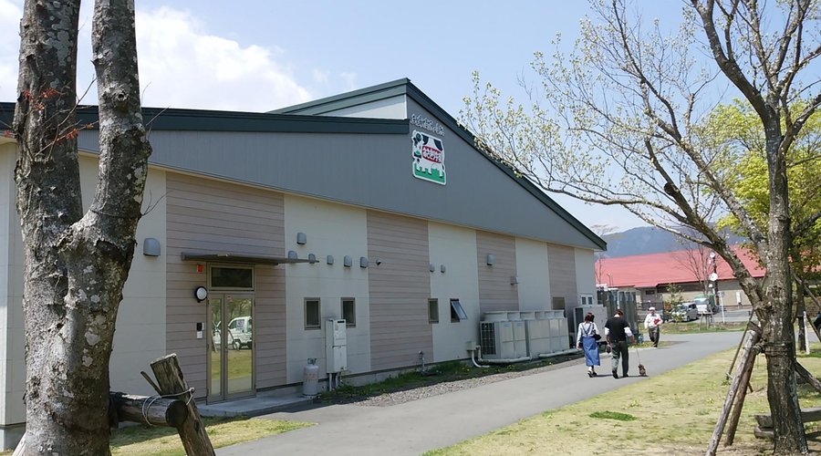 店舗の横