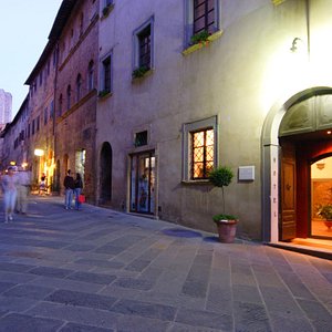 Hotel L'Antico Pozzo in San Gimignano, image may contain: City, Street, Road, Urban