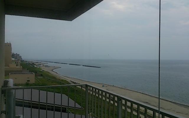 はまなす荘の客室から眺める瀬波温泉海水浴場