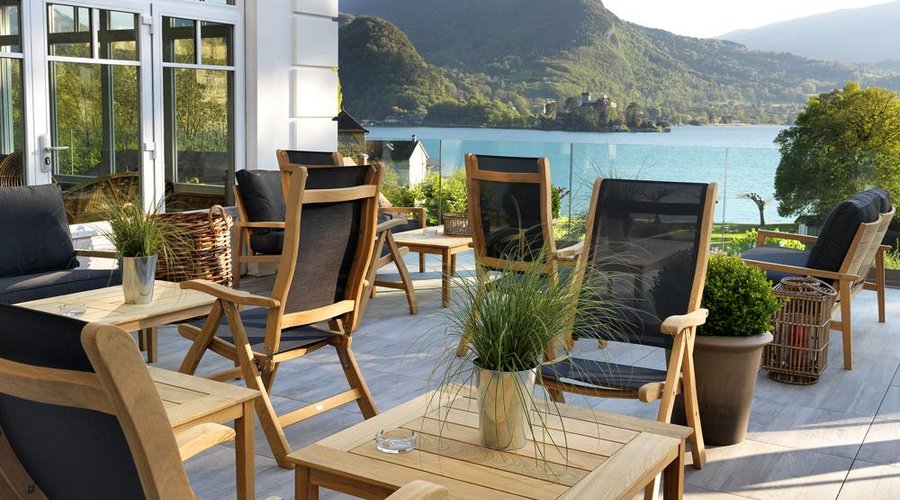 Notre terrasse surplombant le lac: pour un verre ou un repas