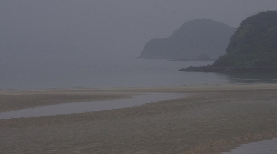 蛤浜は白い砂浜が沖合いまで続いています