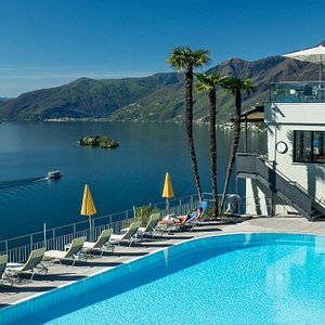 Pool + Hotel mit Blick auf den Lago Maggiore