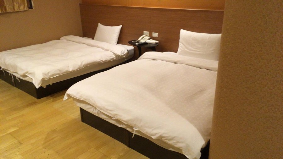 部屋はパッと見こぎれいですが、隅の方を見ると、ほこりや髪の毛が落ちてたりします。まぁ台湾のビジネスホテルではふつうなので、あまり気にしないことに。